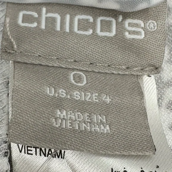 Chico's Black and White Geometric Bermuda Shorts NWT Pockets Women’s Size 0/US 4 - Picture 9 of 16